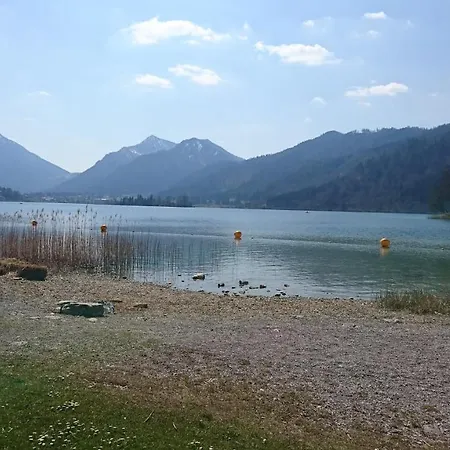 Maurers Schlierseetraum 1 Hochwertige Erdgeschosswohnung Mit Allen Raffinessen Erfreut Sich Auch Urlauber Idealerweise Fuer Paar Mit Kindern Geeignet Und Vierbeiner Dank Des Tollen Zauns Auf Der Terrasse Stylisch Und Edel Von Der Ausstattung Mit 64 Q *
