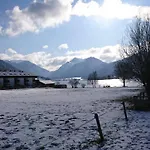 アパート Maurers Schlierseetraum 1 Hochwertige Erdgeschosswohnung Mit Allen Raffinessen Erfreut Sich Auch Urlauber Idealerweise Fuer Paar Mit Kindern Geeignet Und Vierbeiner Dank Des Tollen Zauns Auf Der Terrasse Stylisch Und Edel Von Der Ausstattung Mit 64 Q