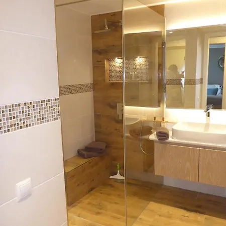 Maurers Schlierseetraum: Stylish Ground Floor With Enclosed Terrace Apartment